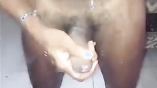 Travesti batendo uma