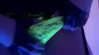 Marcella giocando con neon