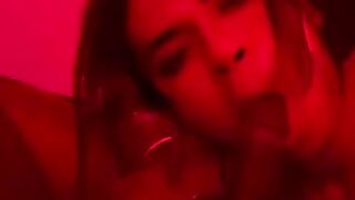 Comiendo una barra de chocolate