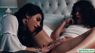 Wanna konow how ts stepmom Ariel Demure fucks a tinny pussy?