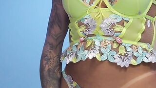 Trans Nathalia fontes exibindo o dote e as curvas de boulder holder